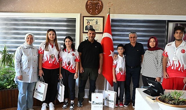 Wushu Milli Sporcular Kemer Belediye Başkanı’nı Ziyaret Etti