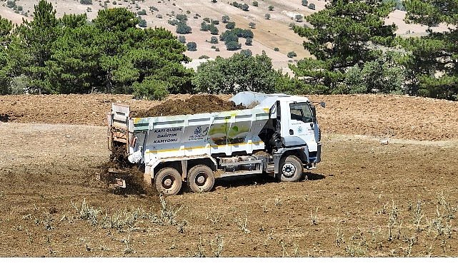 Selçuklu Belediyesi Üreticilere Kamyon Üzeri Gübre Dağıtım Makinesi ile Kolaylık Sağlıyor