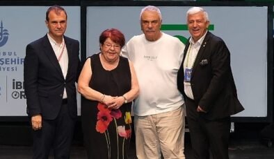 Halil Ergün ve Defne Yalnız Yaşam Boyu Başarı Ödülü Aldı