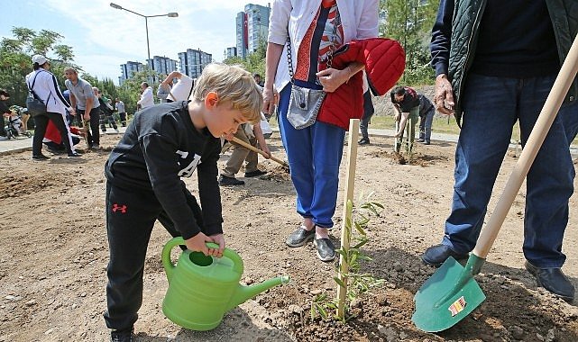 Karşıyaka’da Müteahhitlerden 5 Bin Fidanlık Yeşil Seferberliği