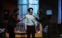 Demet Akbağ’ın Sahnede Devleştiği ‘Aydınlıkevler’ Oyunu 4. Yılını Kutluyor!