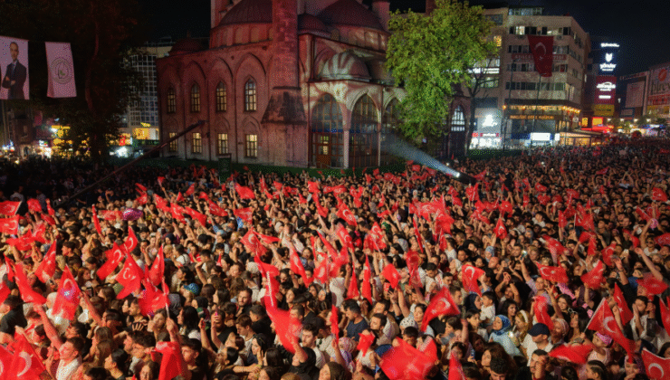 İSTİKLAL MARŞI’NA 200 BİN KİŞİ EŞLİK ETTİ